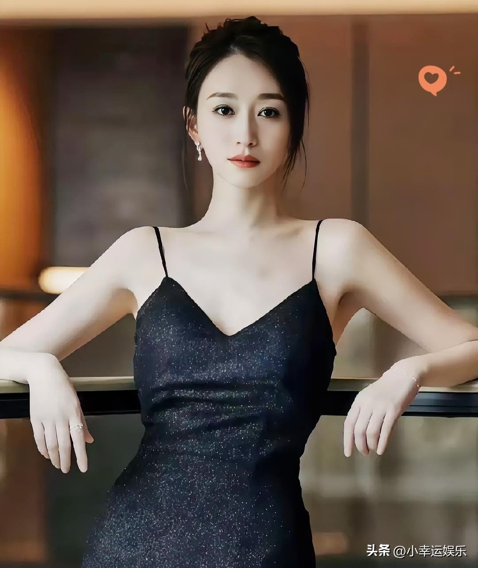 李小冉这番话真的给好多女生敲了个实打实的警钟。

她自己前半生在感情里兜兜转转，和富商纠缠11年，最后转身嫁给认识多年的男闺蜜，45岁还能保持状态演偶像剧，活成了很多人羡慕的松弛模样。

就像大张伟说的，恋爱结婚不合适了都能抽身，孩子生出来总不能塞回去。不是鼓吹大家不婚不育，而是生娃这件事真的容不得