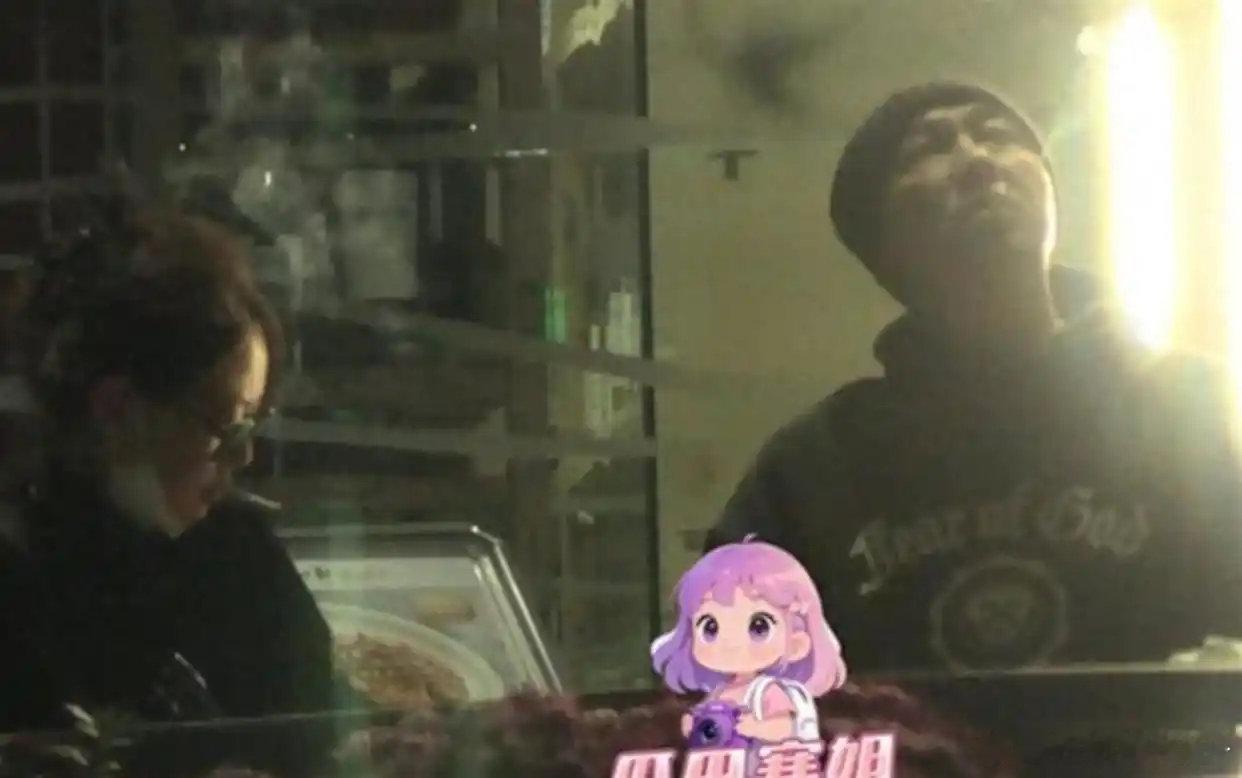 张卫健晒照澄清丢烟头争议，花盆后竟藏着烟灰缸，真相大白！ ​