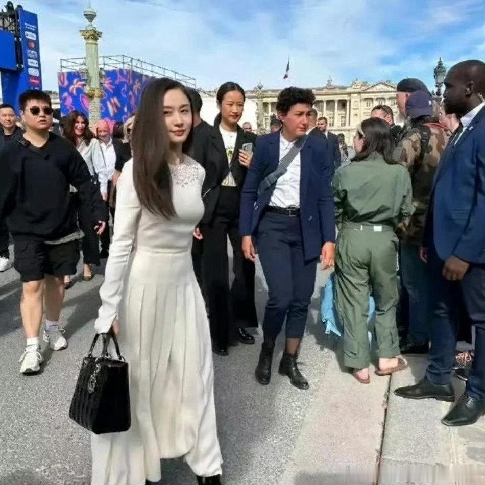 路人镜头下的王子文，身材确实没话说，真的漂亮。这状态比20岁的还像20岁。 ​​​