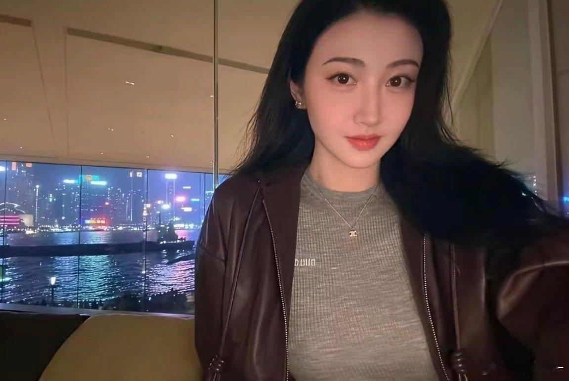 景甜孙宇晨初见面的照片找着了。她穿得确实随意，没特意打扮。但素颜淡妆，看着还是好看。当天晚上，她还亲手帮孙宇晨磨指甲。就这么个小细节，能看出那会儿两人相处特别放松。谁懂啊。 ​
