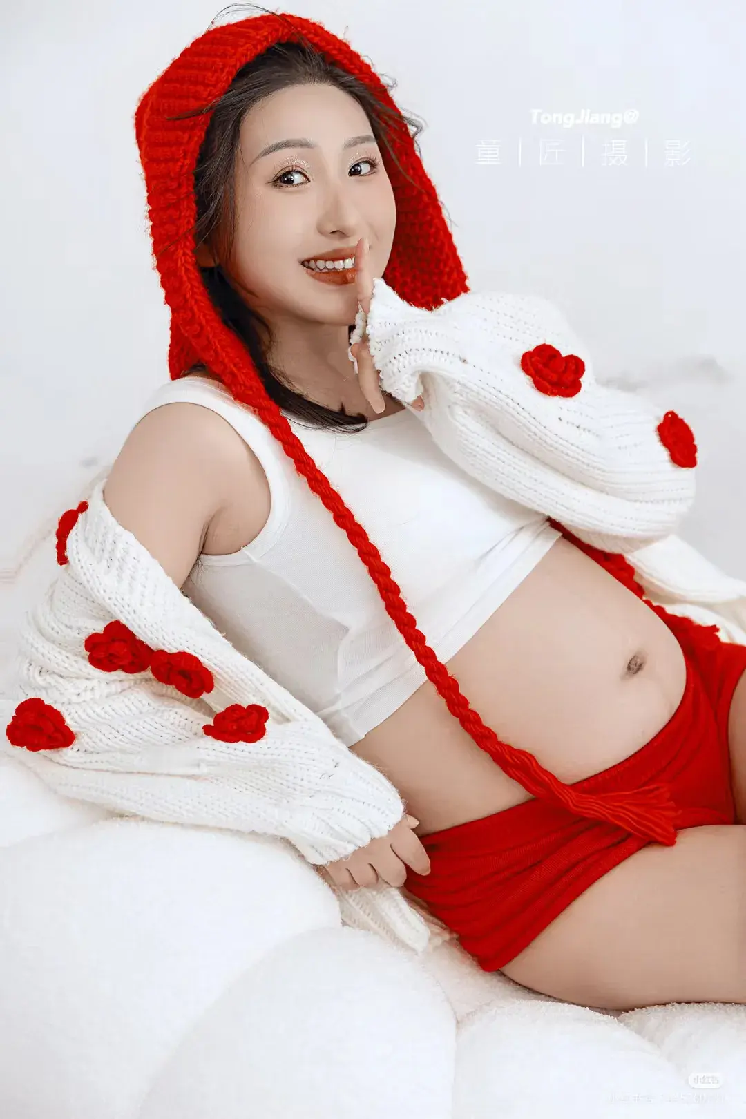 冬日暖阳下，红白相间，甜美俏皮。 😃 😆 😊