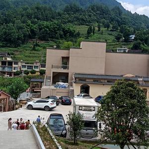 瀑布前惊喜观赏者