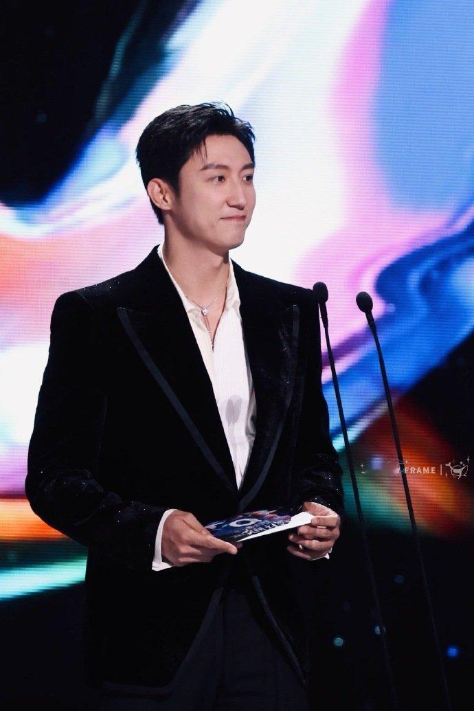 笑不活了！黄景瑜张凌赫隔李乃文热聊，网友：话筒递早了！   内娱综艺名...