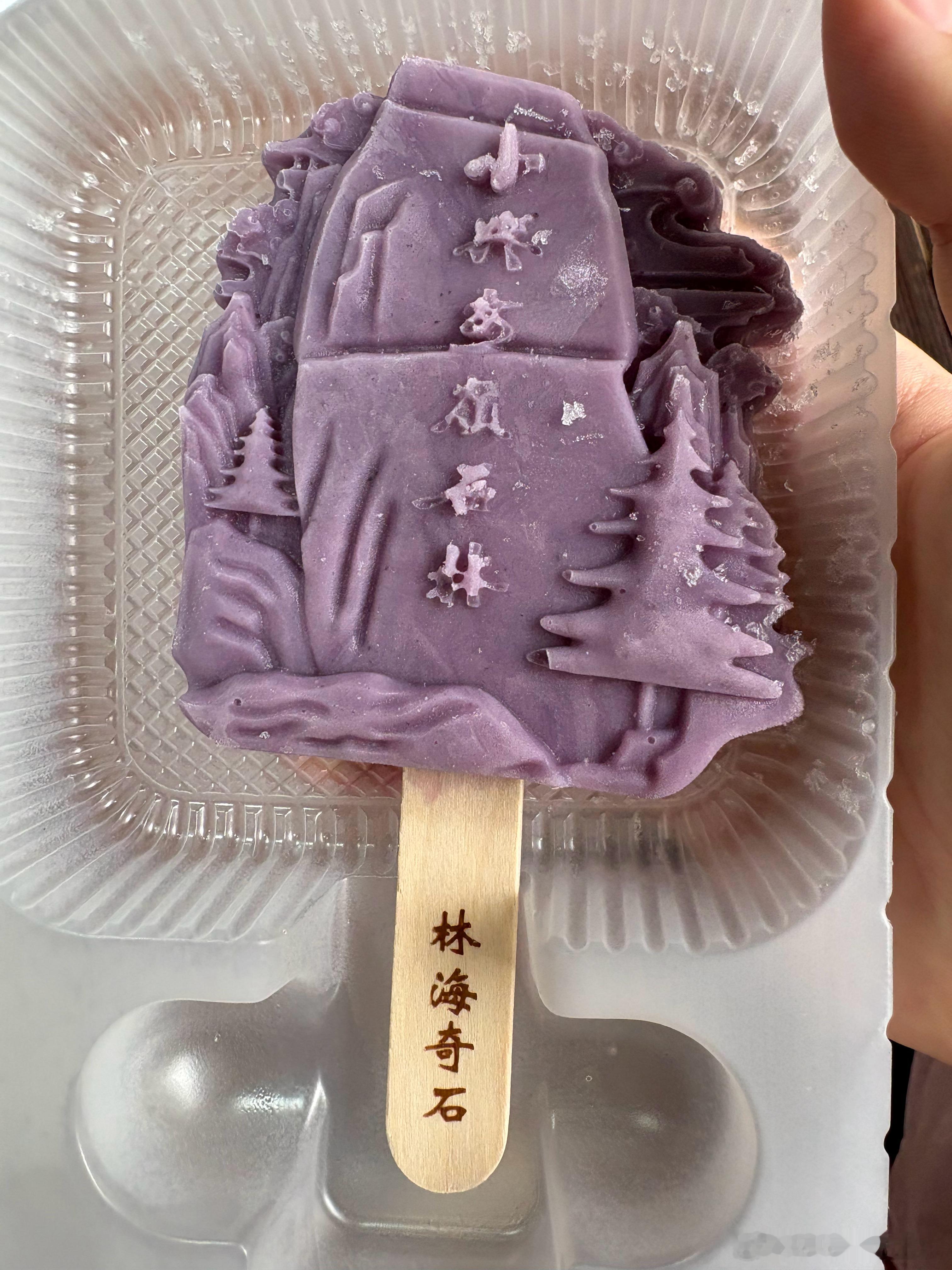 我不喜欢一个年纪大的人老是说，你们现在这代人多好多好，我们是你们这个年纪的时候多么多么痛苦。我也不想做这样的长辈。因为痛苦和痛苦，尴尬和尴尬都是不可以等量替代的。

就像我小时候物质匮乏，但内心还是懵懂松弛的；现在的孩子物质基本上都可以满足，可他们却极度缺乏自由。

就像女儿，她很喜 ​