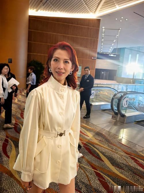 主持人当面给蔡少芬整了个“扎心提问”：你堂堂大明星，在香港住80多平的房子，是不是太寒酸了点？
蔡少芬直接笑到捂肚子，当场科普香港楼市冷知识：“朋友！在香港70平就是豪宅门槛，我这80平，已经是超配大house了好吗！”
说出来你敢信，她这房子的实用面积，搁香港本地，都能让不少工薪族投来羡慕的目光，