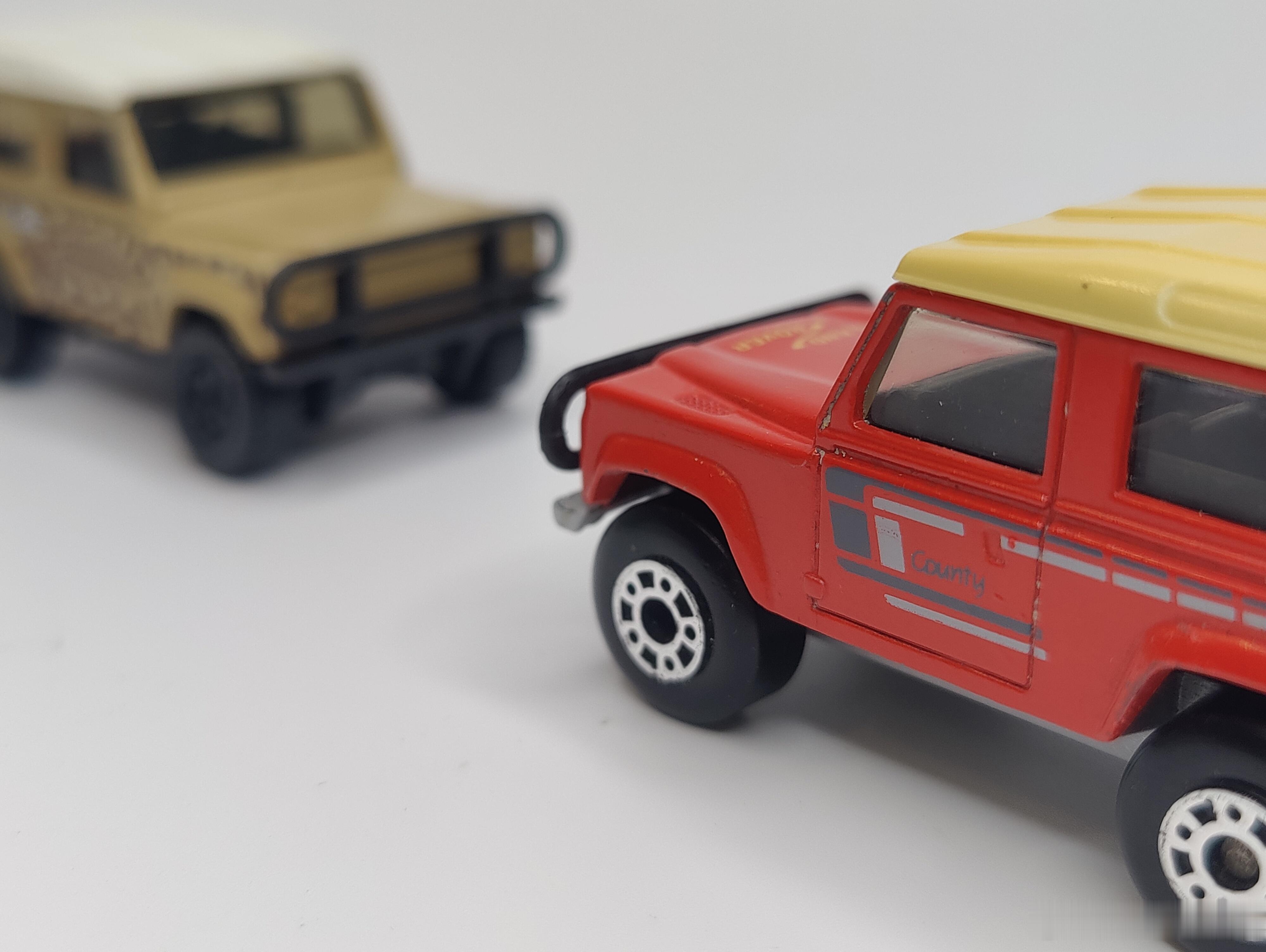 1/64火柴盒matchbox路虎卫士90合金车模，老模具还是用料更足，不仅给了金属底盘，也要更高大威猛些 ​