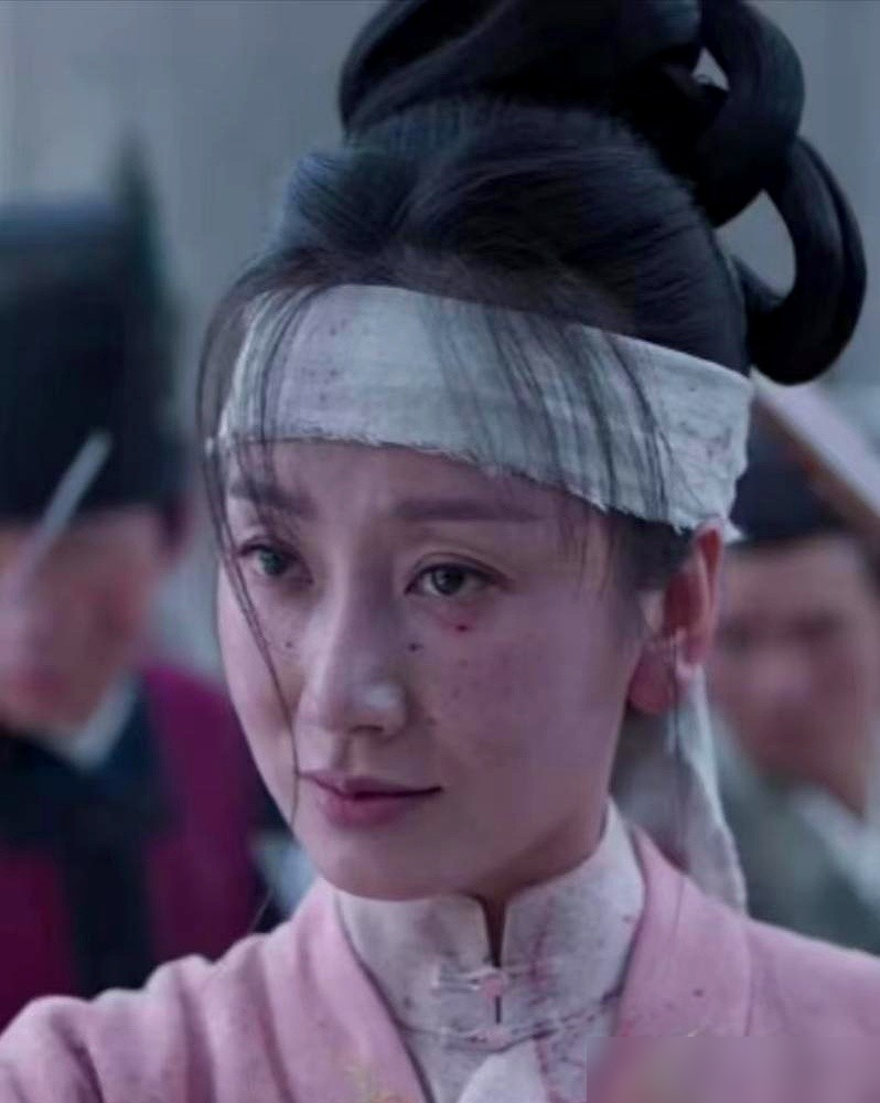 牛骏峰说韩梁对兰香的喜欢很纯粹。可观众看完方守一名帖那段，全炸了。
一个寒门秀才，对女方家的情况、门第、退路摸得一清二楚。嘴上说守礼，手里全是算盘。提亲被拒，半夜蹲墙根底下哭，哭完照样读书考功名。
牛骏峰自己都说，韩梁一辈子端正守礼，那是他唯一一次破例。说不出口的委屈，只能留给深夜。
观众管他