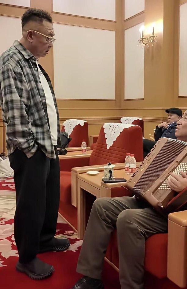 于谦微躬着身子赔笑喊了声“姜先生”，姜昆坐在椅子上拉着风琴，甚至连身子都没挪一下，只是轻轻抬了抬手。
这一幕被发到网上，评论区直接吵翻了天。
大伙儿都在较劲：一个红透半边天的相声名角，凭什么姿态放得这么低？另一个退下来这么多年，怎么谱还摆得这么大？
其实真不用急着替谁委屈，曲艺这行饭，台下看的