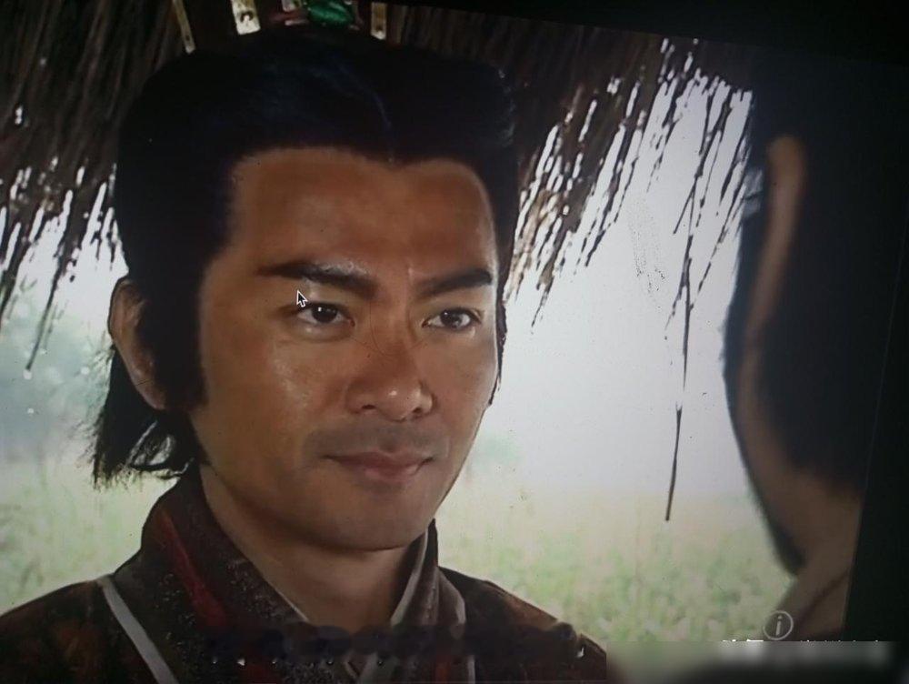 79岁郑少秋宣布退圈，64岁江华穿着龙袍在景区商演，这对比太扎心了。
当年《楚汉骄雄》里，郑少秋演的刘邦，一脸笑嘻嘻就把天下算计了。江华演的项羽，眼里全是傲，最后乌江一刎，多少人看哭了。那时候觉得，这俩就是楚汉本人。
现在呢？郑少秋发手写信说退了，住院身边就一个护工。江华瘦成纸片人，还得套上那身