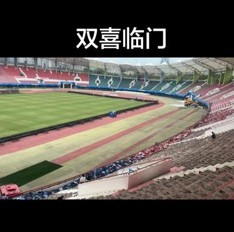 韦世豪这波“破防式”发言，属实是把中超舆论场的遮羞布又扯下来一块。
面对社媒连更六条的动态，核心意思就一个：“凭什么同样的事儿，别人干没事，我干就得挨骂？” 甚至直接放话想看自己“被骂到退役”，
当球员的个性表达和公众人物的形象管理发生冲突时，到底谁该先低头？是环境太苛刻，还是咱豪 ​