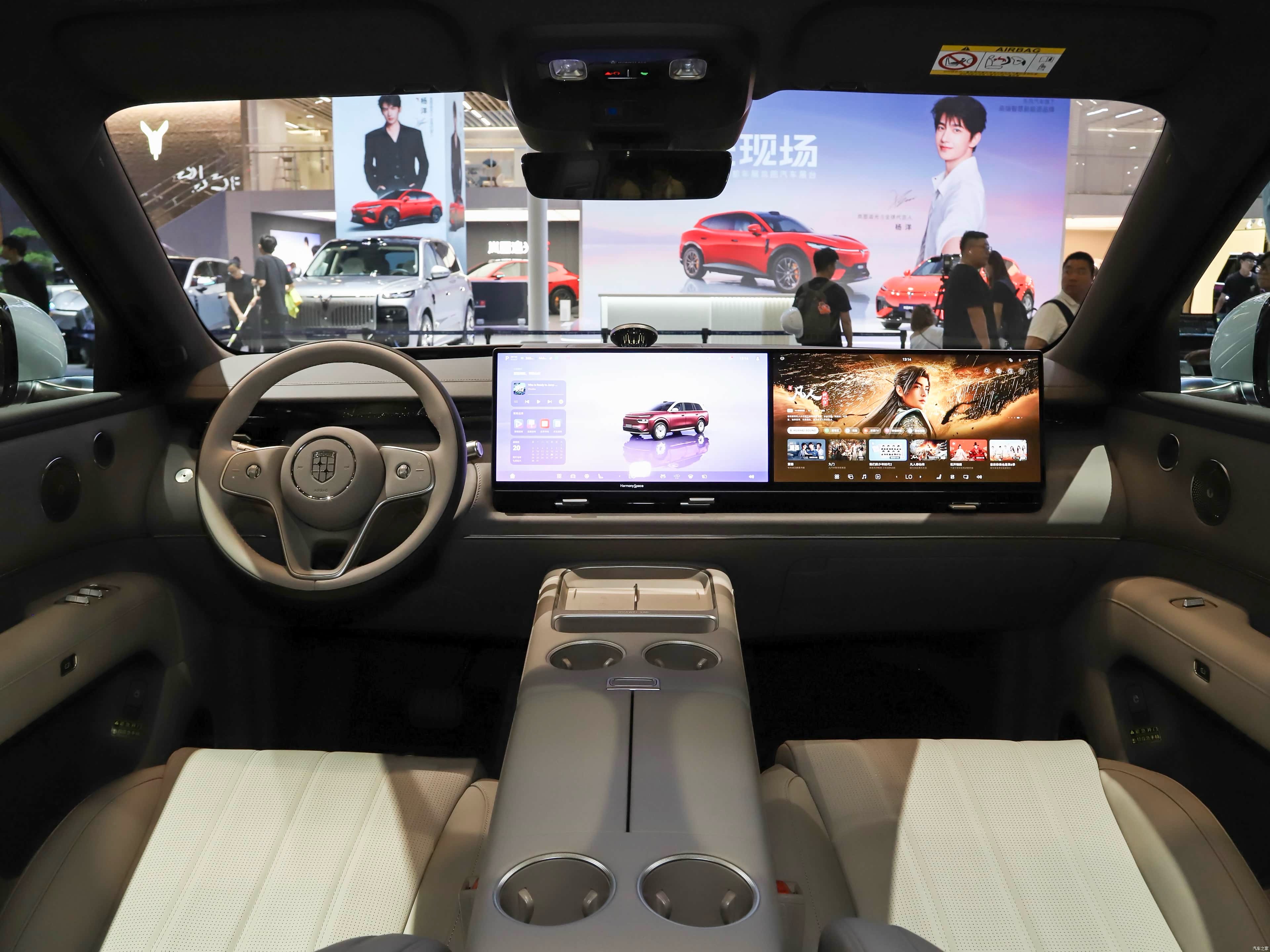 正文：30万预算选大六座SUV，很多人挑来挑去最后锁定奕境X9。
因为它是极少数空间、智能、底盘、安全、续航、质保全部拉满的全能车型。

空间：3120mm超长轴距，三排平权真六座，全员舒适不将就
智能：全系