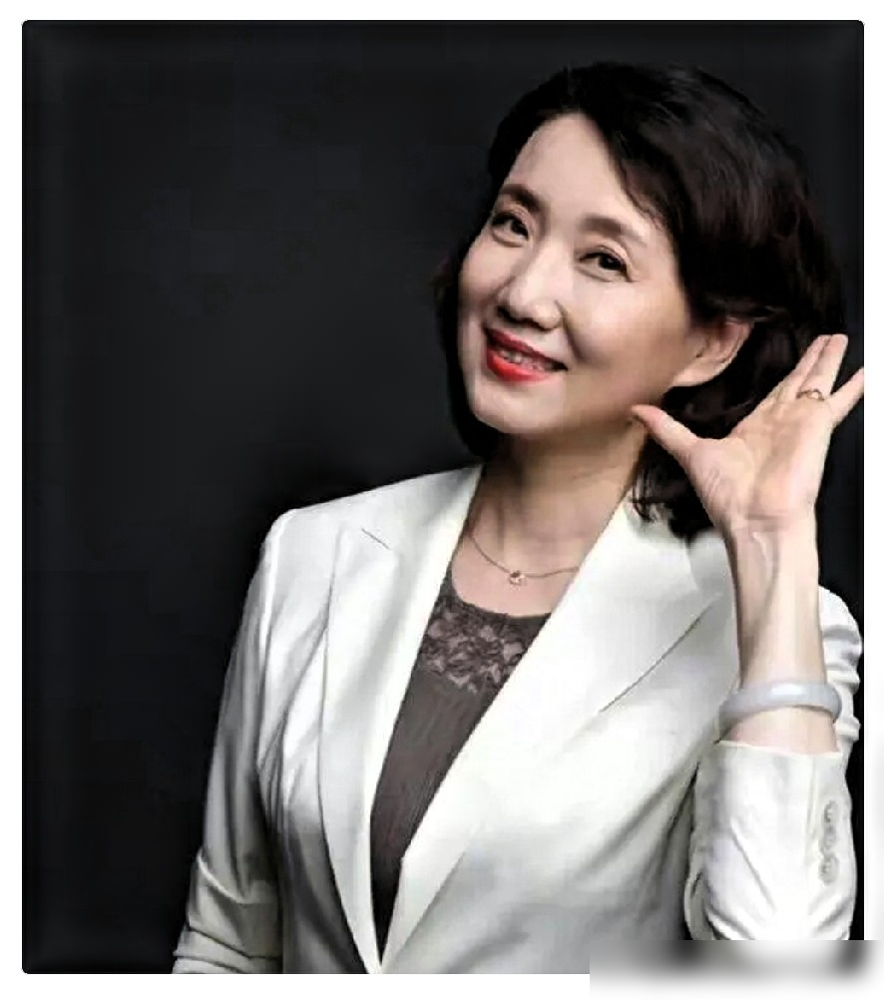 李修平26年零失误播报，换来一句没孩子，人生不完整？
前央视《新闻联播》台柱子，第一段婚姻因为常年两地跑，黄了，没孩子。2005年再婚，她42岁，嫁了个大十岁的。两口子合计完，认了丁克。
就这，评论区天天有人替她遗憾。
可人家26年往那一坐，一个字没念错过，全国十几亿人盯着，换你你行吗？就这职