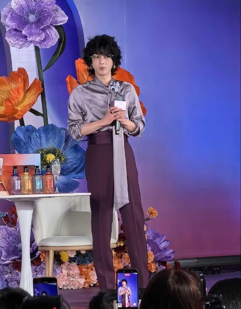 华晨宇这是被造型师坑惨了？😂第一眼我真认成上海婶子！

说真的，刷到这张图我愣了三秒——这真的是华晨宇？？😱

长发+浓妆+迷之角度，评论区直接炸了：
“以为是上海婶子本婶”
“金星老师分金？”
“华晨宇你到底经历了什么……”

不是，花花以前虽然造型前卫，但也没这么离谱吧？这妆造是认真的吗？粉丝都