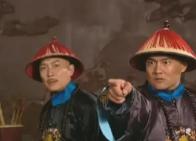 爱新觉罗·胤祥的九子


雍正八年五月初四，怡王府东暖阁里药味压着炭火气。胤祥已经起不了身，嫡福晋兆佳氏把九个儿子按长幼叫到床前。大的站前头，小的由乳母抱着。

胤祥先看长子弘昌。弘昌站得直，眼睛却往门外瞟。胤祥喘了几口气，让管家取九个木匣来。

木匣摆上案。胤祥让每个儿子上前，往匣里放一张纸。纸上