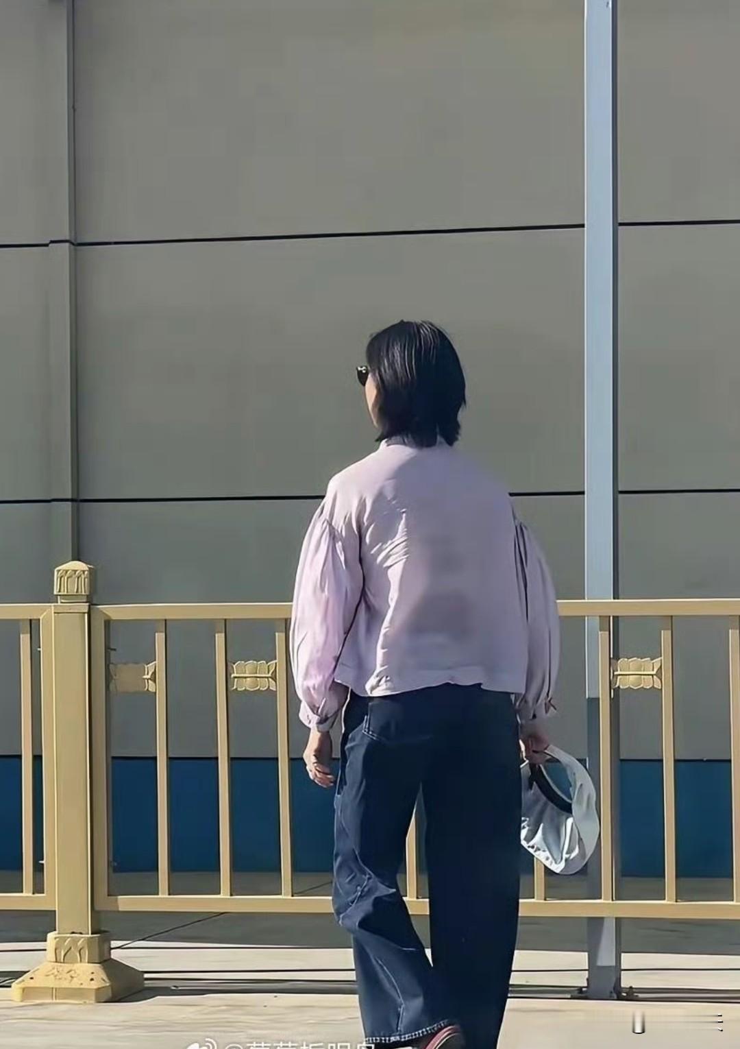 倪妮现身北京驾校，穿着防晒衣练科目二。