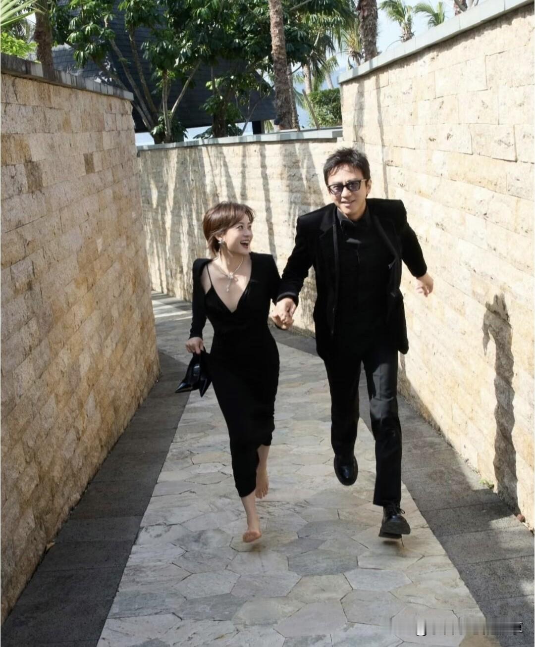 邓超果然是懂浪漫的，领着老婆孙俪一起跑，也不知道这是在宣传什么活动的剧照呢？

他们是一对般配的明星夫妻，在家应该有一些聊不完的话题，工作上，生活上的，一看邓超很会唠嗑的那种，孙俪性格内敛一些，性格上互补，般配啊。