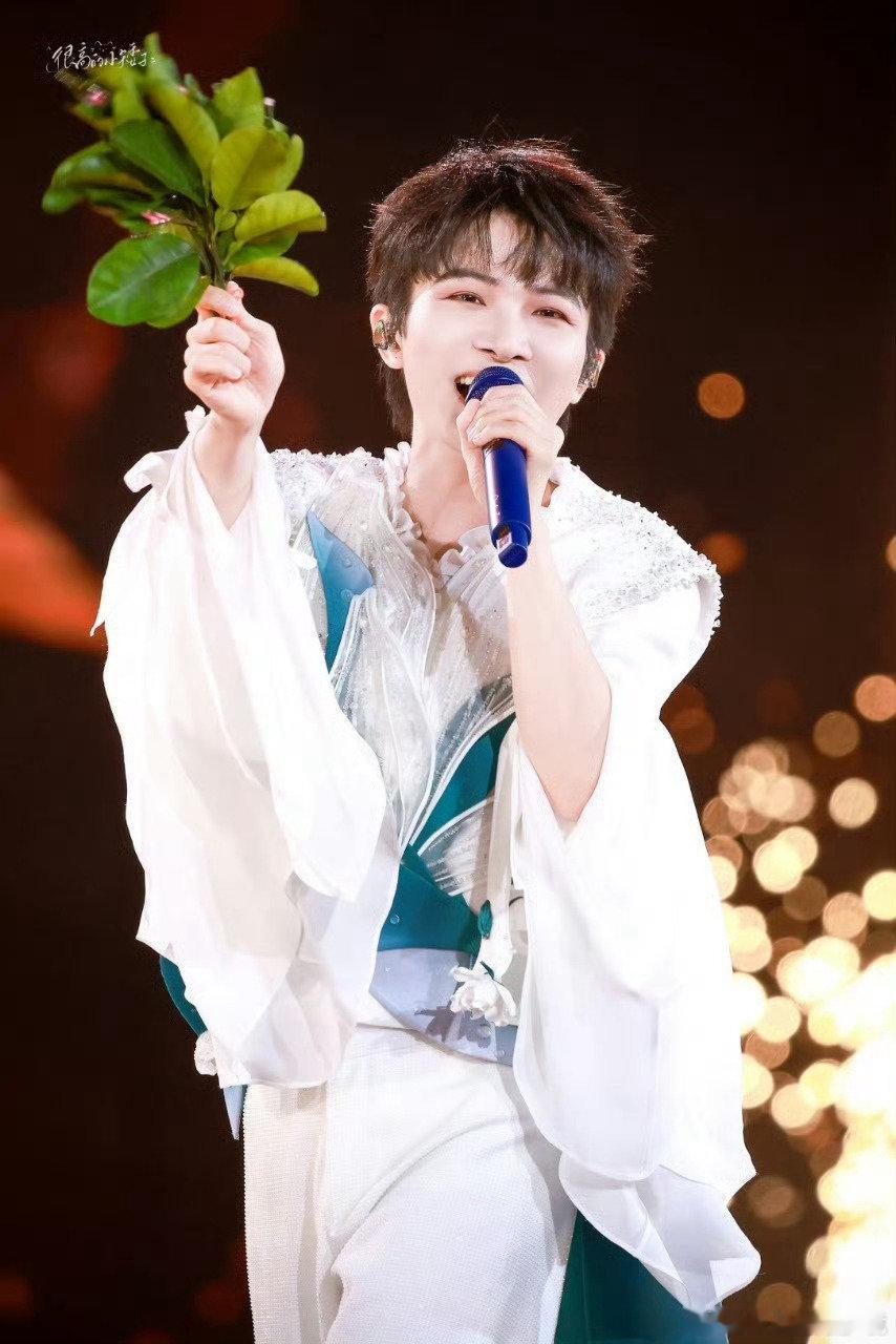 #给周深伴舞的是机器人##周深和机器人一起同台表演#万万没想到，周深舞台的伴舞居然是机器人！人和机器同台完成表演，歌声温柔动人，机械舞蹈利落酷炫，这个舞台创意直接拉满。 ​