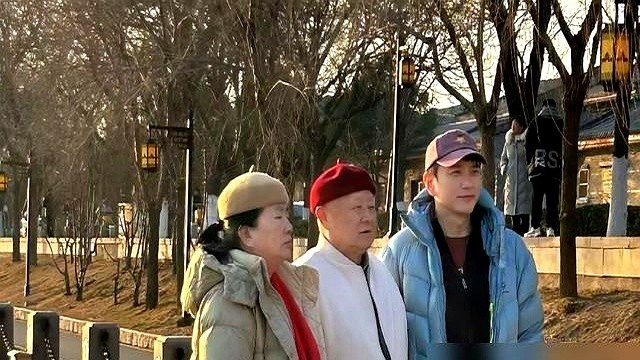 五次演毛泽东、刚捧回飞天奖的王仁君，全家照一被翻出来全是反差。

照片里老爹腰板笔直、眉眼稳当，是家里说了算的主心骨；母亲笑得像邻家姨。戏里演教员，转头在二老跟前变回听话儿子。

刚在烟台拿了优秀男演员，南昌开机的《中国1927》又是他主演。从《古田军号》到《浴血荣光》，有人靠贵气，有人靠演技磨，他