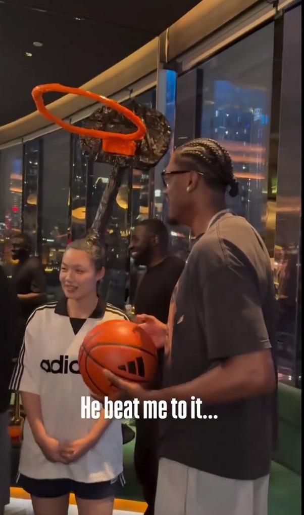 #篮球[超话]##NBA[超话]# 
🏀杰威中国行趣事来啦！🏀
😲上海站惊现超创意球迷，头顶秒变“篮筐”，就等杰威来暴扣！💪
👀杰威·威廉姆斯也是毫不留情，一跃而起，完美扣篮，现场气氛瞬间燃爆！🔥
📊说到杰威，上赛季他因腿筋伤势只打了33场，但数据依旧亮眼：场均17.1分4.6板5.5助，投篮 ​