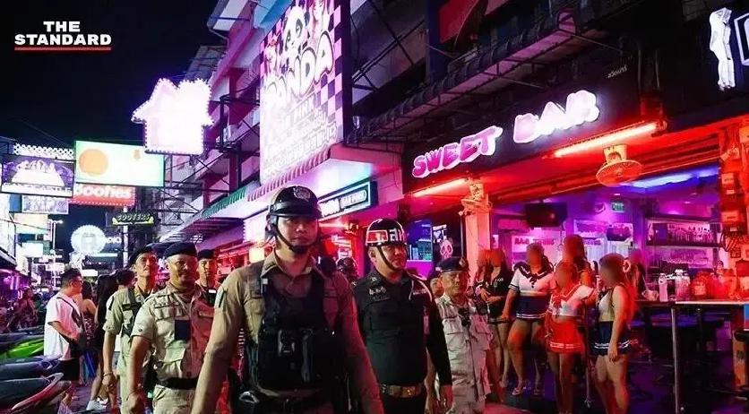 美国&34;林肯号&34;航母停靠泰国，说是&34;休整&34;。结果休整没几天，就闹出事了。

据中央社报道，两名美军水兵，在芭提雅的红灯区喝得酩酊大醉，当街扭打起来，最后被送了回来。

没错，就是送回舰上，泰国警方连带走都做不到，就这么简单。

你芭提雅是泰国最火的旅游地，每天晚上红灯区灯红酒绿，游客和本地人混在一起，