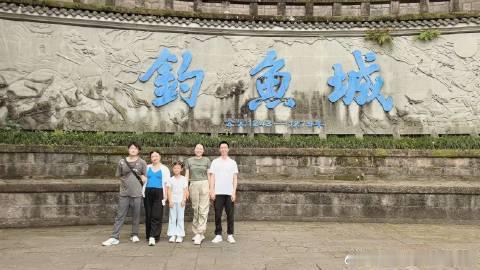 钓鱼城爬了<br />合川羊肉粉、锅盔凉粉、甜甜圈、脆皮香蕉吃了<br...