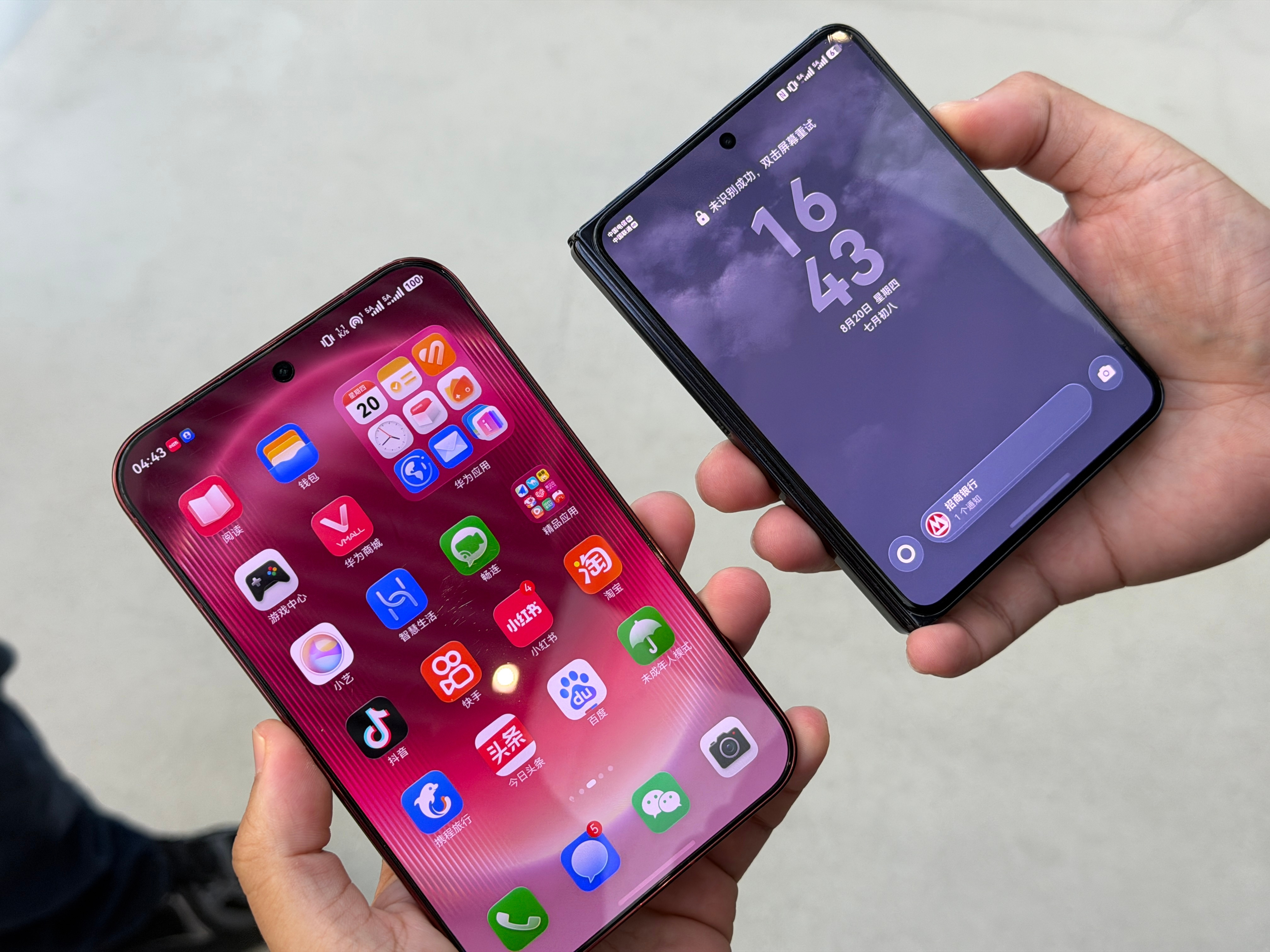 #你会加钱买iPhoneUltra吗#

苹果首款折叠屏还没开售，溢价已经成了定局。

除非你是靠手机吃饭的——博主、测评、商务社交需要第一时间亮出来，普通用户真没必要冲首发。

这是苹果第一次做折叠屏。第一代产品，铰链寿命、折痕控制、屏幕耐用性、系统适配，这些都需要时间验证。你多花几千块买的不只 ​