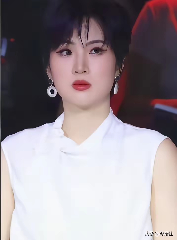姚安娜在演戏方面确实太吃亏了！
 
客观来看，姚安娜本身外在条件并不差，高挑的身形，外形条件出众，利落清爽的短发造型，还能衬托出她身上那份大气舒展的气质，硬件底子是拿得出手的。可一旦进入影视剧表演，她就很容易陷入一个难以挣脱的困境，那就是“华为二公主”这个标签烙印太深，观众很难把她和角色剥离开。