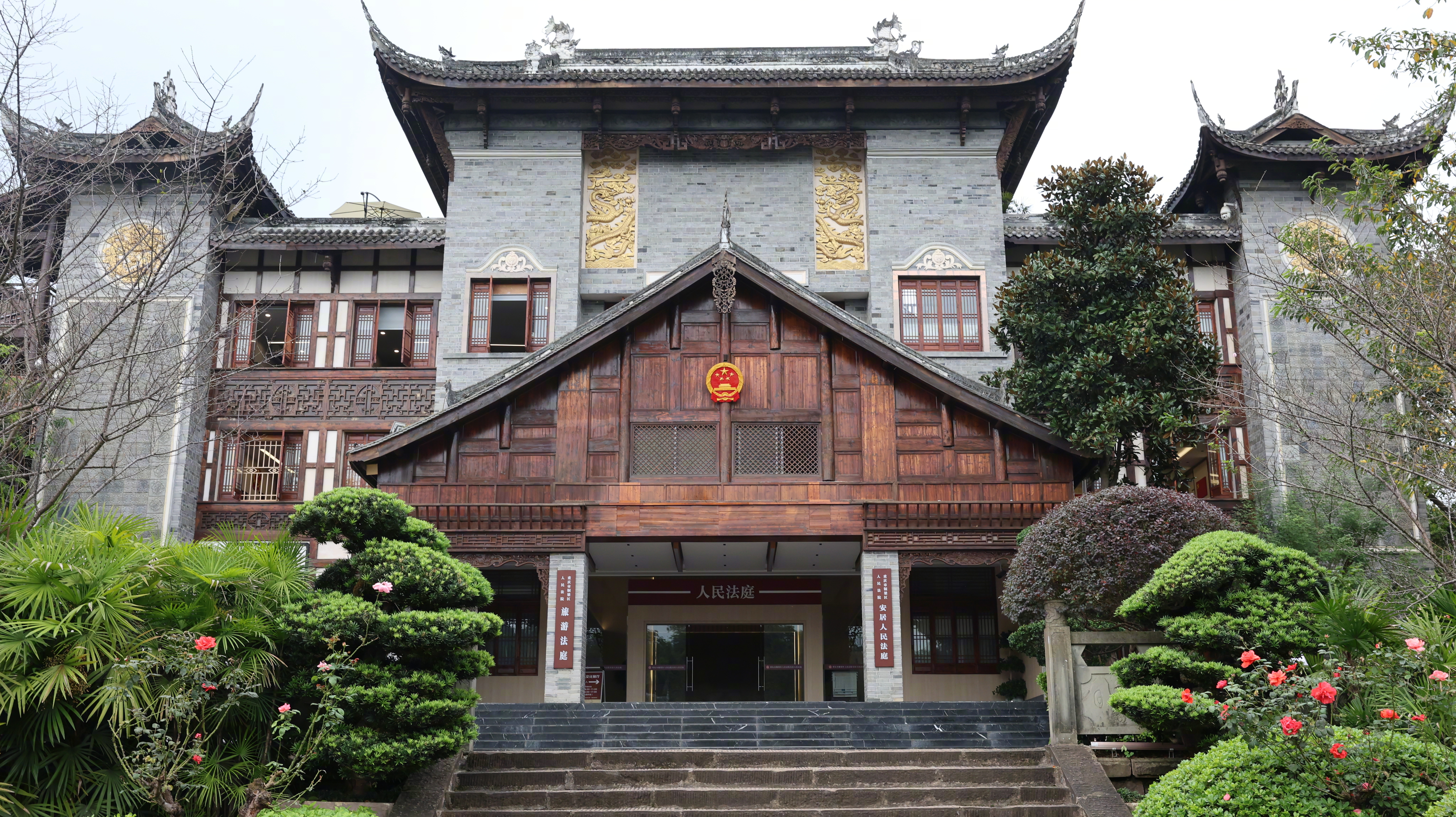 #代表委员看法院# 【古城烟火处，藏着一座怎样的法庭？】青砖黛瓦间，流淌着千年古韵；寻常巷陌里，升腾着人间烟火。

在重庆铜梁安居古城，一座人民法庭悄然融入这幅古城画卷。

10月15日，部分民主党派、无党派人士全国人大代表、全国政协委员走进铜梁法院安居法庭。这里，明代古县衙与现代审判庭隔 ​
