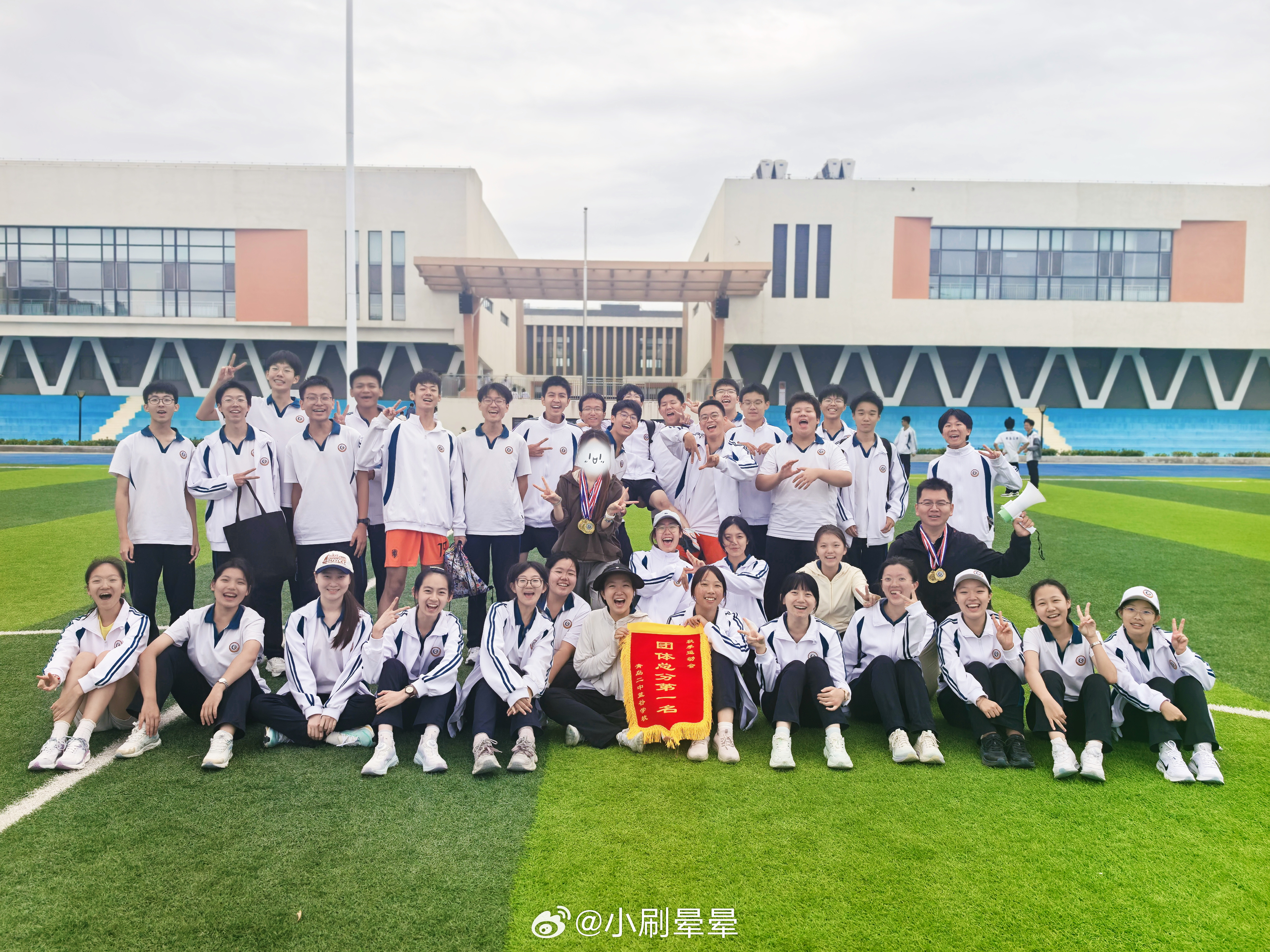 我不要当无聊的大人
所以陪着我的小孩们继续当小孩 ​