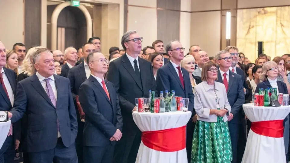 卸任总统依旧赴中国国庆招待会！武契奇换岗，中塞铁杆友谊不会变
 
任期最后一刻，不忘中塞情谊
 
当地时间9月27日晚，塞尔维亚总统武契奇发表公开讲话，签署辞呈，正式辞职，提前结束第二个总统任期。
 
极具人情味的一幕发生了：就在总统任期的最后一天，武契奇专程出席中国驻塞尔维亚大使馆举办的新中国成立
