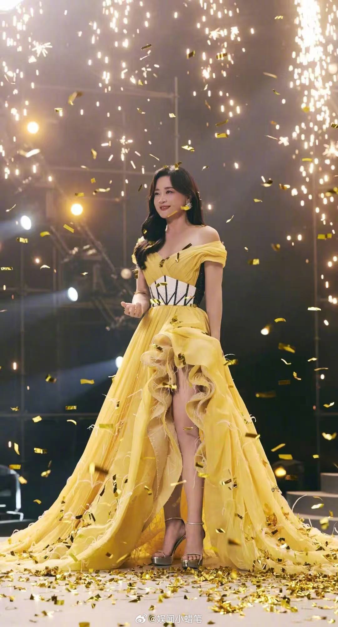 #瞿颖贾玲居然一起参加过厨综# #贾玲把蛋糕做成披萨# 理想很丰满现实很骨感，贾玲跟着教程做蛋糕，最后出炉一张披萨，狠狠戳中厨房小白的日常。#一饭封神# ​