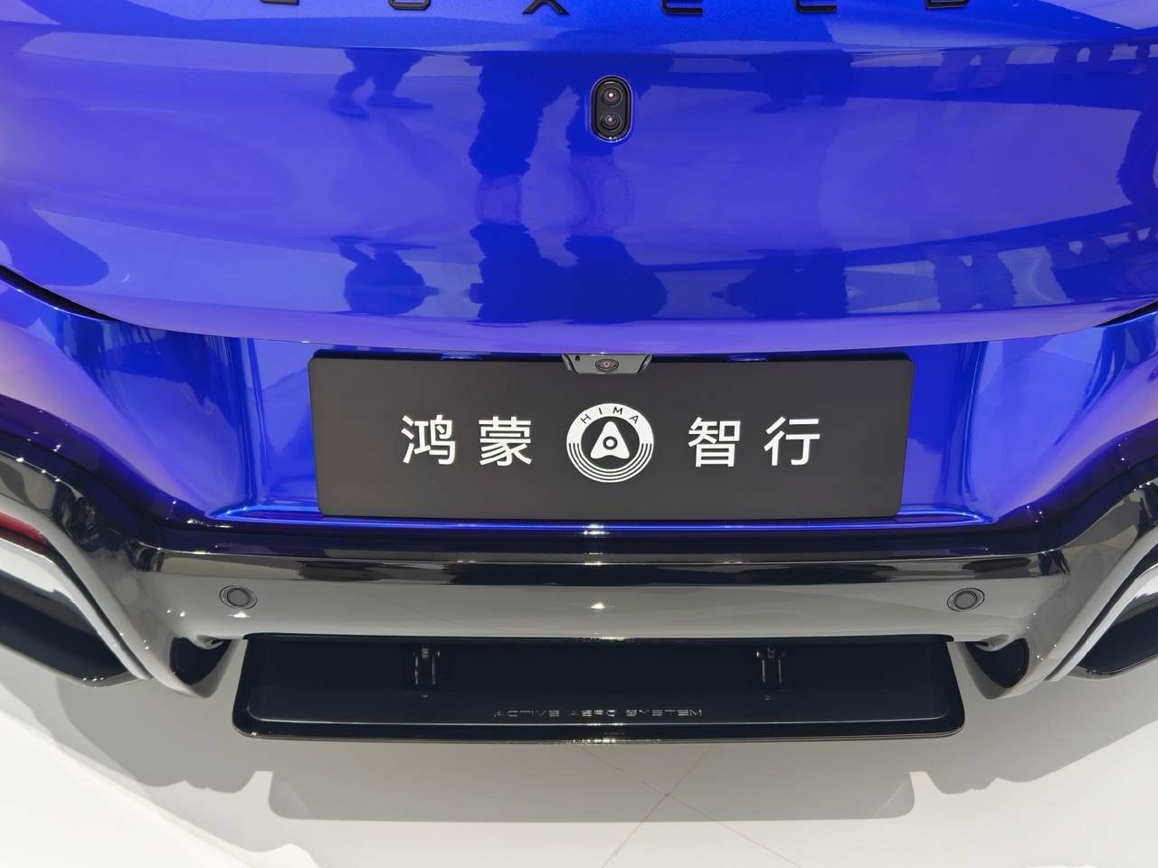#智界RX价格# 
智界RX定在25.98万起，这个定价很有针对性。它主打驾控，配途灵底盘、双腔空悬，还有可选的L3智驾硬件，瞄准的是喜欢开车、看重底盘质感的用户。新增81度电池版本，直接拉低入门门槛，让更多人能摸到这套高性能平台。

不过版本差价不小，基础版和高配L3版本差好几万，选的时候要分清需 ​