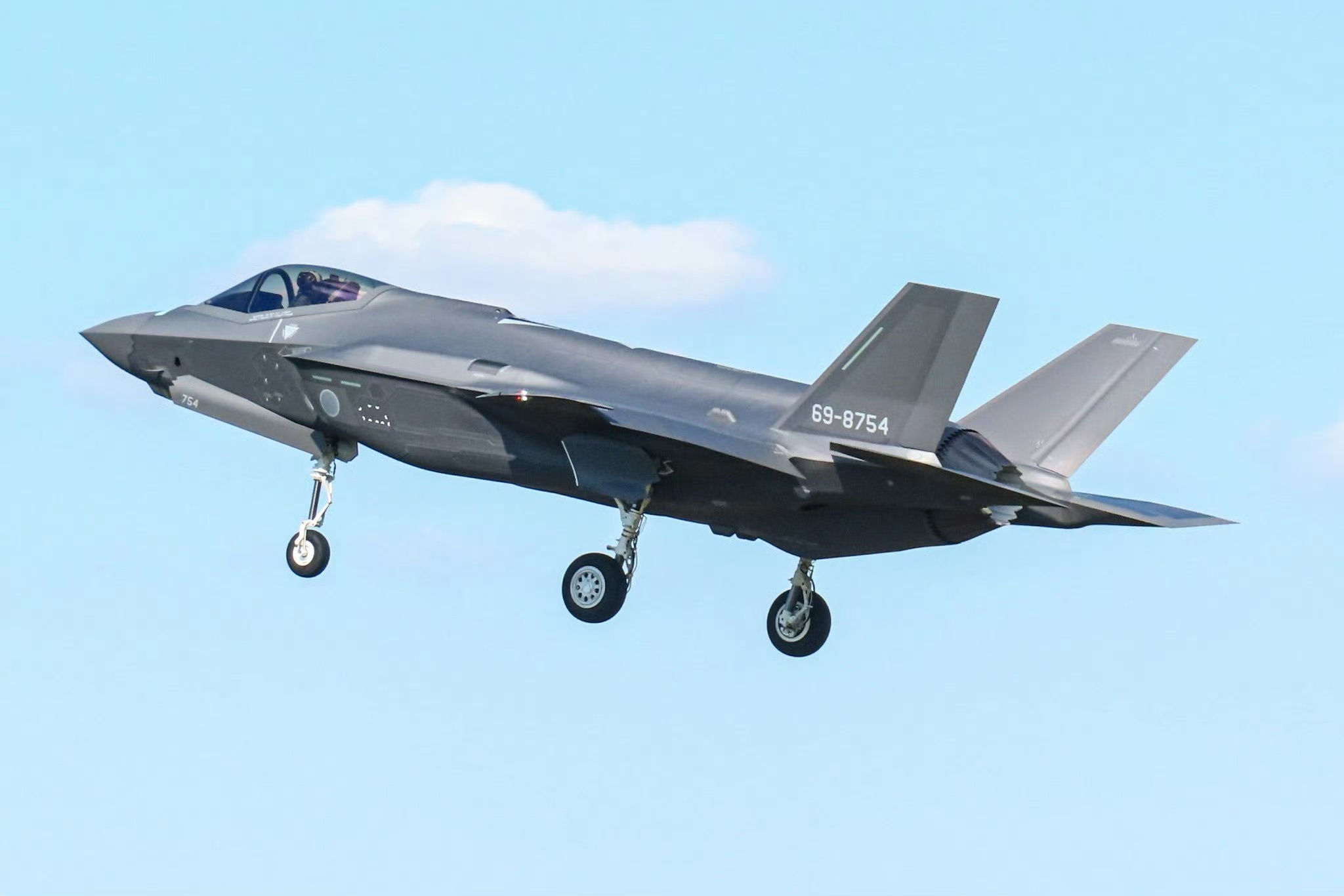 #亚太装备动态# 日本航空自卫队第一架F-35A隐形战斗机是2016年在美国首飞的，当时美国洛马公司一共组装了4架F-35A隐形战斗机。从705号飞机开始，日本三菱重工小牧南工厂开始组装F-35A隐形战斗机。

简单说，美国洛马和日本三菱重工小牧南工厂花了10年时间，累计为日本航空自队组装了54架F-35A隐形战斗 ​
