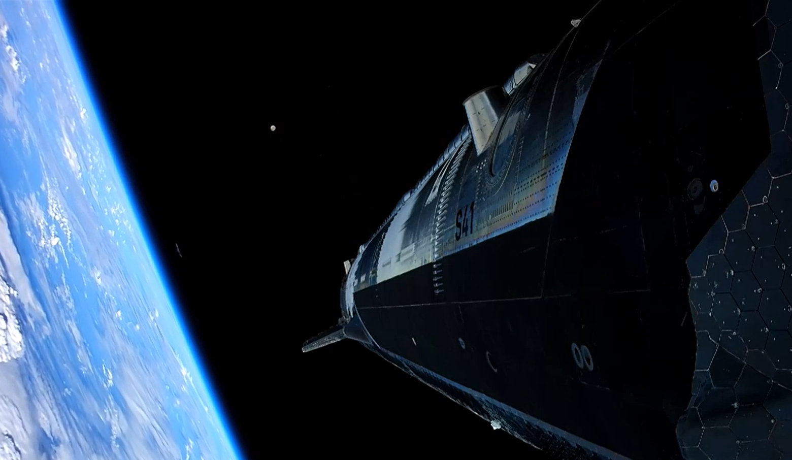 #SpaceX星舰14次试飞# 地月，星舰同框照片。#星舰首次入轨发射# ​