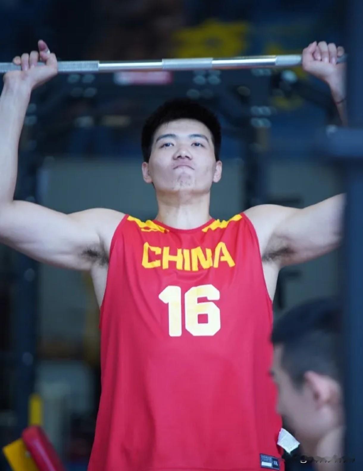 焦泊乔生日快乐，崔永熙返回广东，黄明依徐杰周鹏杨腾飞归队训练李文昊离队
随着中国男篮亚运会12人名单正式出炉，广东宏远迎来一波人员变动。国家队选拔结果牵动着华南虎的新赛季备战，既有球员落选回归俱乐部，也有国手继续为国出征，与此同时，队内一批球员完成归队集训，也有旧将告别球队，新赛季的阵容框架正在逐步