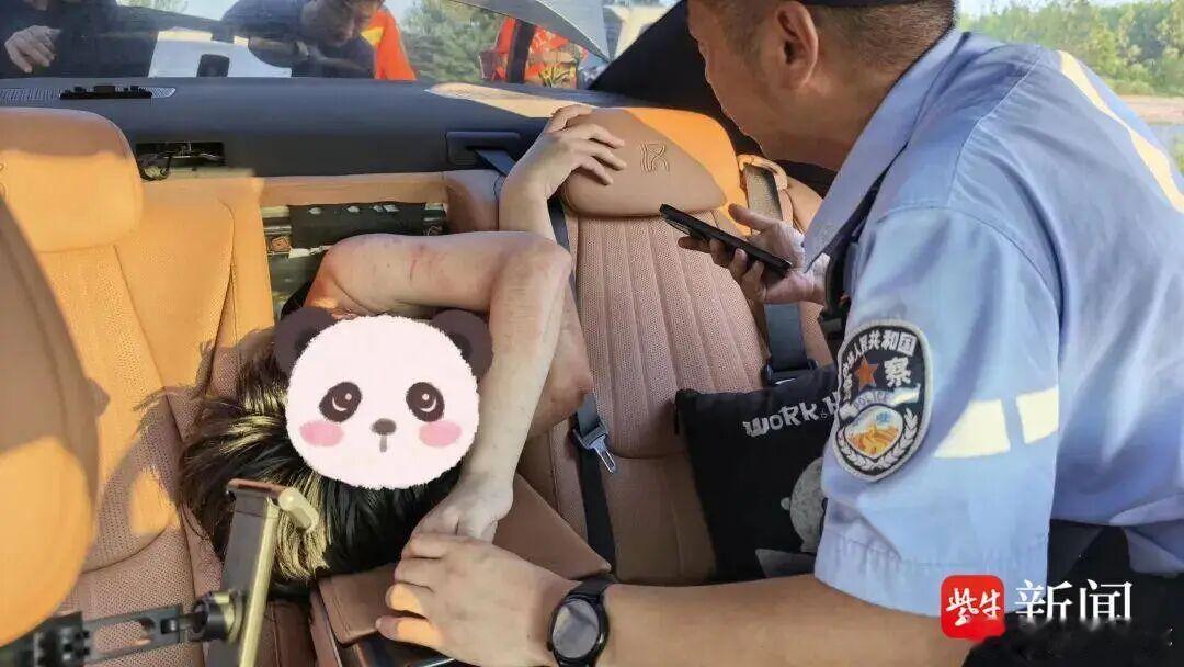 比亚迪汉车主误触开关被困后备箱五小时？

据扬子晚报报道，8月18日，盐城市一派出所接到110报警电话，一句语音求助令人揪心：“嗨，Siri！拨打110报警电话求助！我被困在后备箱了。”

民警凭借听筒内的声音强弱精准辨别方位，快速锁定了被困车辆的具体位置。

抵达现场后，民警发现现场状况极为棘手 ​