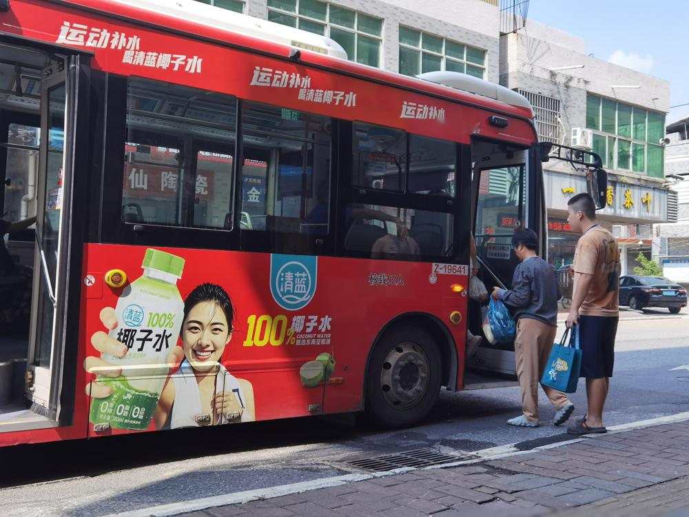 赢了！我们居然3：0把泰国队干回家了，28年来头一回进了亚运四强！
这帮小伙子真的踢疯了，上半场补时，吴曦一个任意球过去，对面直接乌龙送礼，1：0。
下半场刚开场，胡荷韬禁区里一脚爆射，球进了，2：0。紧接着，老大哥张玉宁替补上来，接队友头球助攻，冷静挑射，3：0锁定胜局。
接下来，9月30号