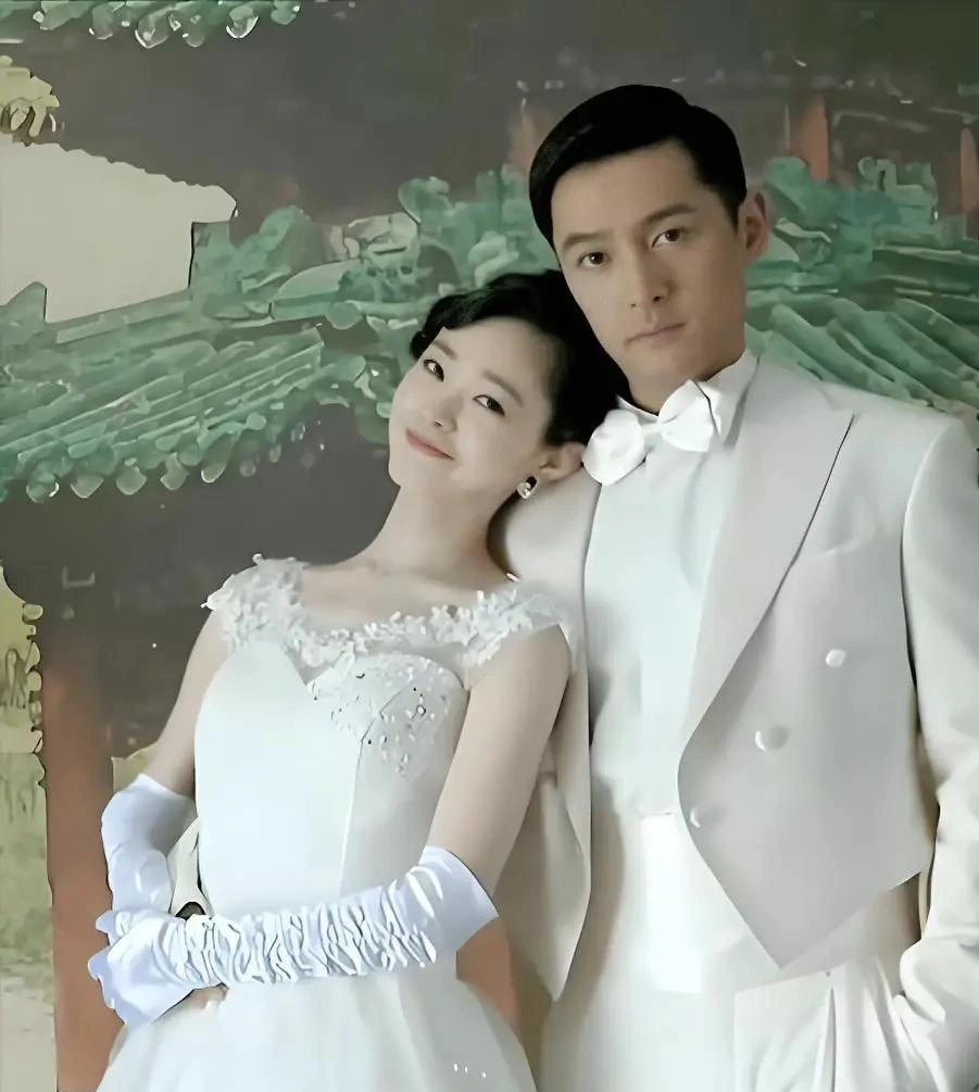 胡歌曾让宋轶“别演”。
原话是：“这不是戏，别演，你心里怎么想就怎么做。”

宋轶自己讲过，胡歌是偷偷告诉她的。那一下，她把自己当成于曼丽，把对面当成明台，想为他做一切。

外界爱用亦师亦友来形容这段关系。可从她嘴里说出来的这句，已经不太像普通搭档之间的交流。

戏散了，角色未必立刻散。有人听见的是