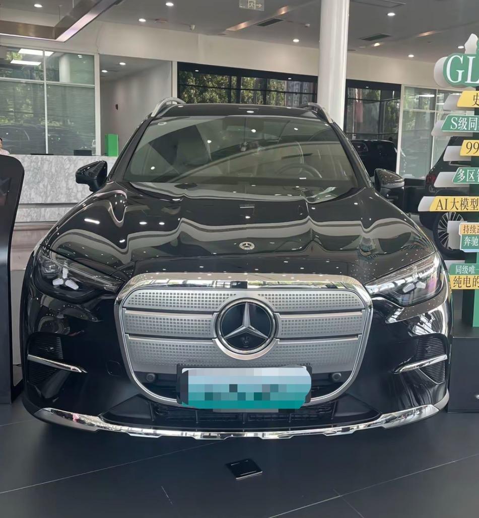 奔驰 GLC EV
奔驰 GLC 纯电 7 月上市，豪华氛围确实拿捏到位。外观优雅精致，封闭前脸增添科技感，内饰大连屏加氛围灯，坐进去就有豪华感。底盘沉稳舒适，隔音优秀，动力平顺。缺点就是售价偏高，同价位国产配置更丰富，后排空间在中型 SUV 里仅算中等，追求品牌质感的可以冲。【来自懂车帝车友圈】