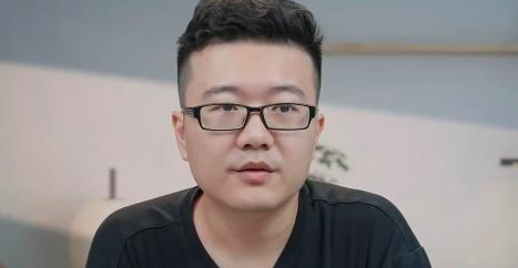 教练来不及指导的比赛，才是真正的降维打击！
马琳刚给王曼昱做完场外指导，拎着包赶到9号桌准备盯孙颖莎，结果人已经打完了。王曼昱那场用了15分钟，马琳看她局数没打完就开始收拾随身物品往9号桌走。到了才发现，孙颖莎面对卡塔尔选手阿里，四局比分11比2、11比2、11比4、11比2，全程只让对手拿了10分