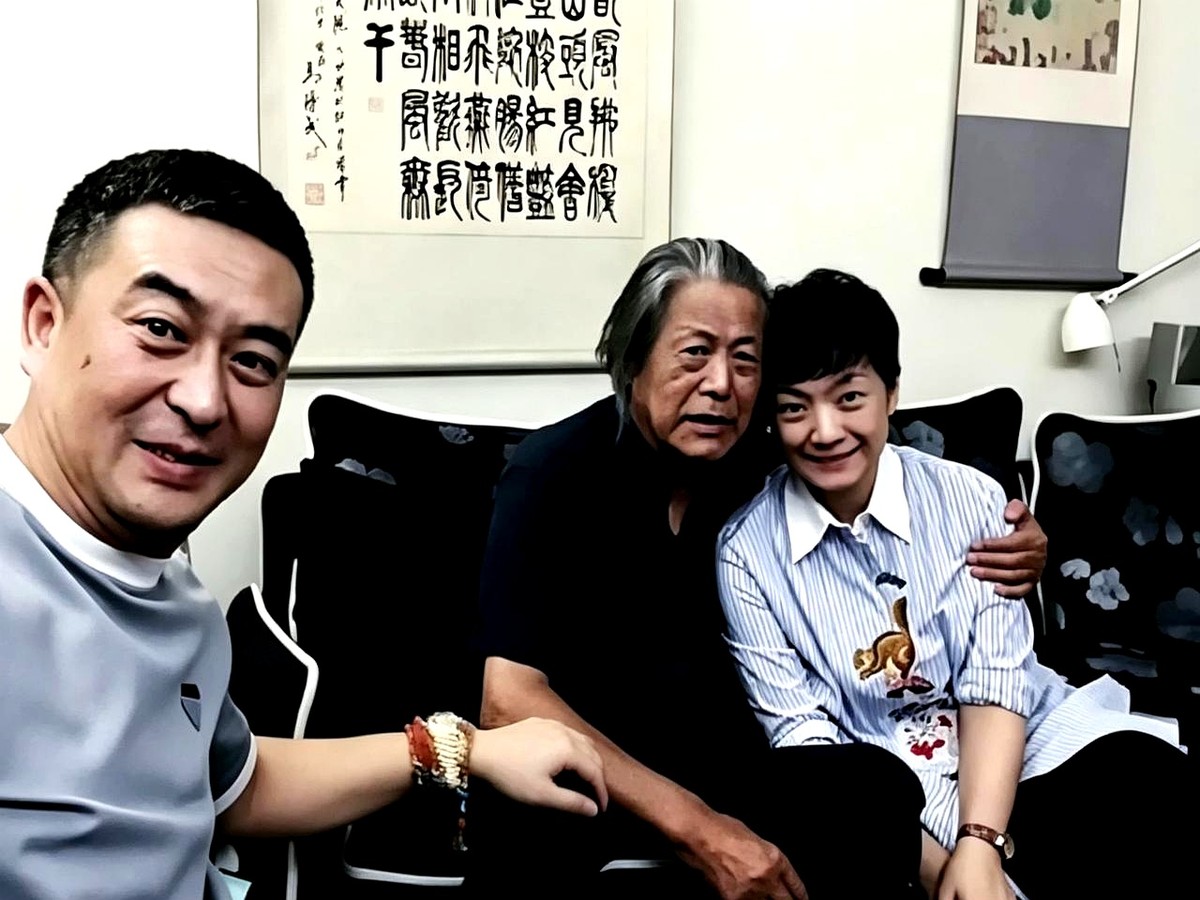 红透半边天的张嘉益，私下回北京电影学院恩师马精武家，连个助理都没带。

上世纪90年代在北电求学，如今成了家喻户晓的国民大叔，进门依然是学生模样。他带着妻子王海燕，自己举起手机跟马老师合影，王海燕就乖巧依偎在一旁，马老师慈祥护着两人，围坐在一起相谈甚欢。

没有红毯上的大腕排场，也没有娱乐圈的虚情假