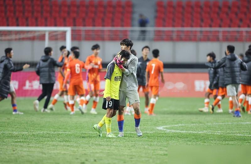 三场全输，一球没进，U17国少从伦敦回来了。
0比1坦桑尼亚，0比3墨西哥，0比3阿根廷。三场比赛，净吞7蛋，锋线连个响都听不见。球迷说这不是拉练，这是去伦敦给人家当陪练。
主教练福岛敏被骂上风口，但队里确实缺人。前场核心赵松源被成年国家队抽走了，张伯霖、谢晋也没去成。等于还没开打，最会进球的三
