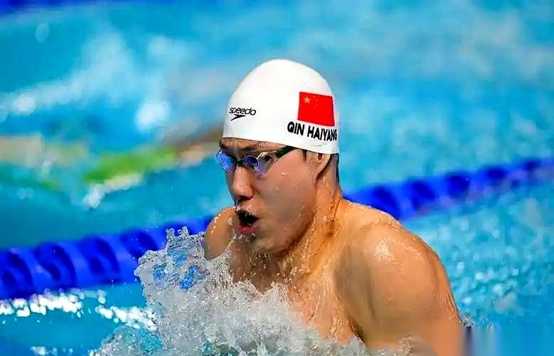 2分05秒48，男子200米蛙泳的世界纪录上，至今还死死钉着“覃海洋”三个大字。
但翻开名古屋亚运会的报名表，这个项目的世界纪录保持者，却自己亲手把“200米蛙泳”给划掉了。
他不报了。
把时间倒推回2023年，只要他踩上出发台，隔壁泳道的对手基本就只能去争银牌。福冈世锦赛，他一个人包圆了50米、1