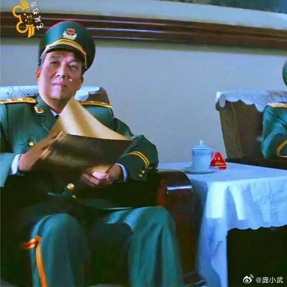 《成龙太谦虚，面对三位首长坐姿变了，镖叔演老太婆，看一次笑一次#动作电影##经典港片##动作片##警匪电影#》播放量：17万
点赞量：2649 ​