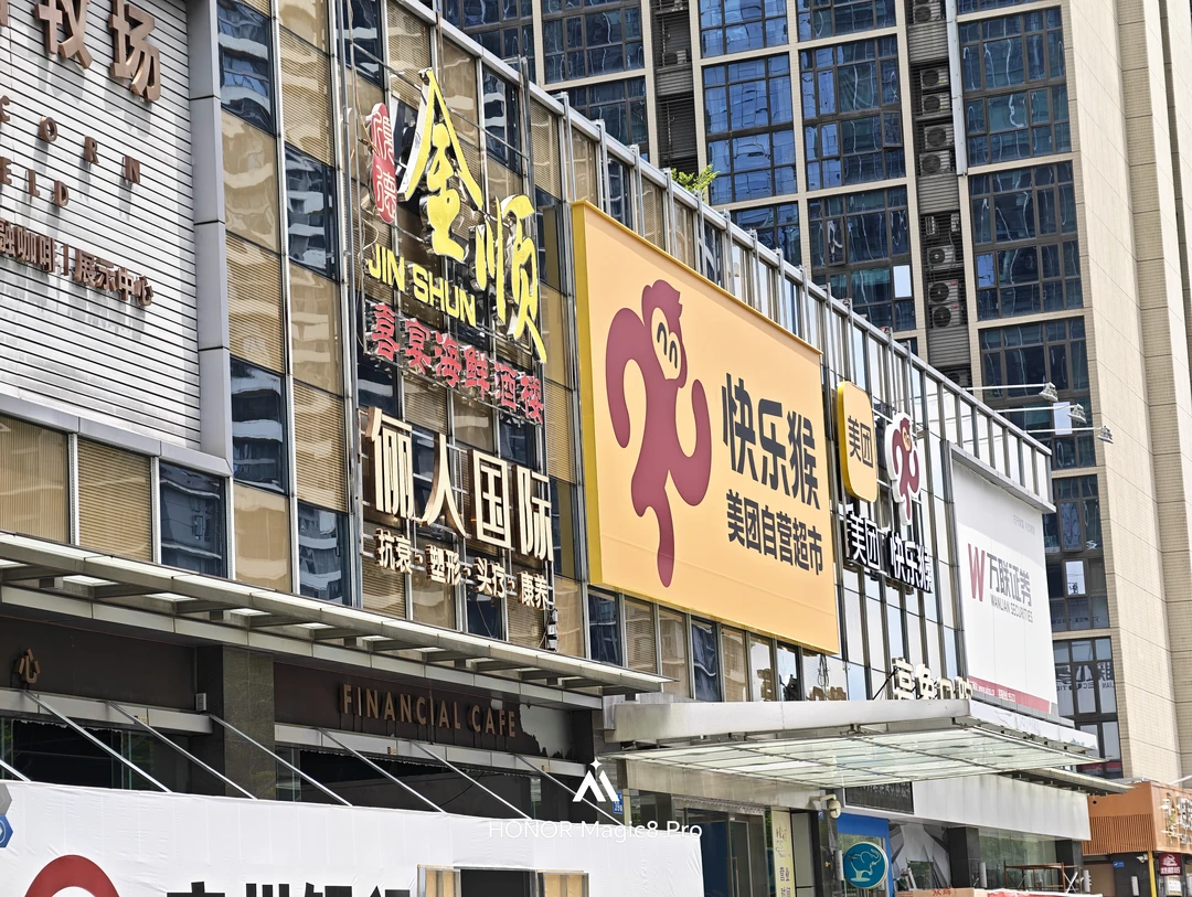美团和盒马在大南沙疯狂开设新门店，零食有鸣和赵一鸣等新开门店也不少，线下门店又将