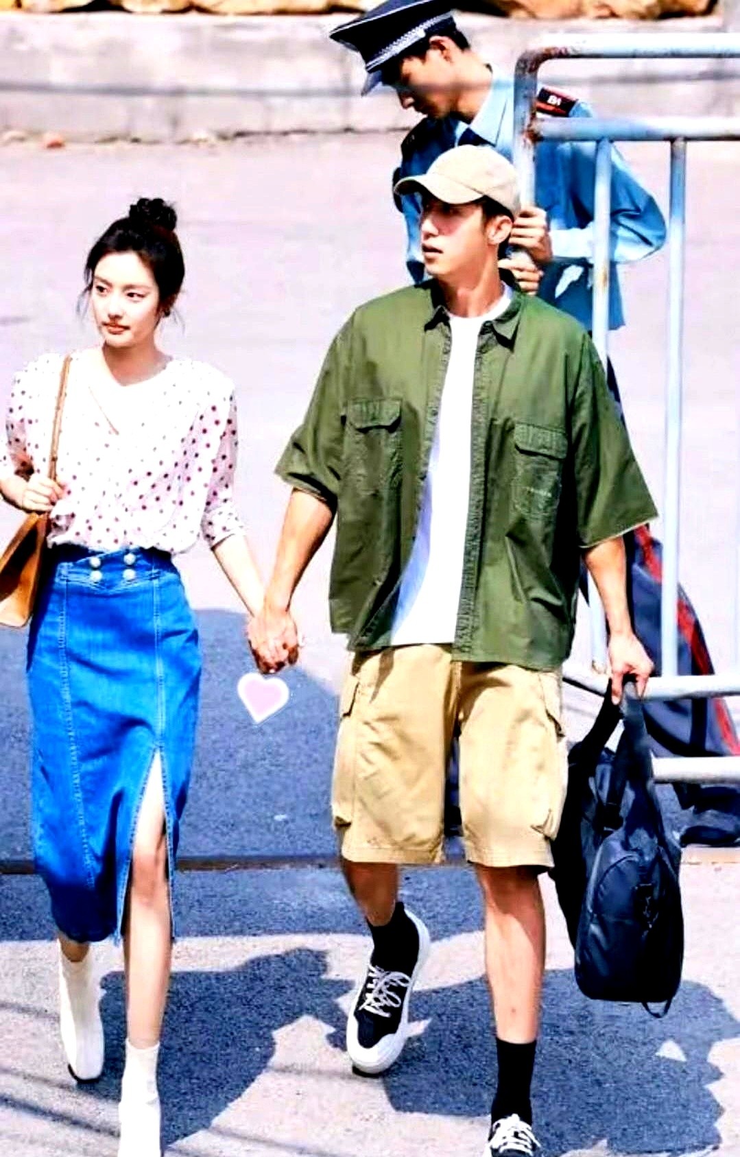 导演还没喊开机，黄景瑜一把抓过徐若晗的手就往前走。

整整21厘米的身高差，男方低头侧着身，女方碎步跟在后头。没走位，没对台词，两人的手指就这么自然地交叠在一起，连半点扭捏都没找见。

这是俩人第二次搭戏。什么叫肌肉记忆？就是镜头没对着脸，身体已经给出了最真实的反应。

比起那些按帧数抠出来的工业糖