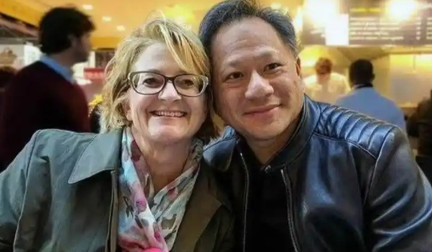 怪不得有这么一种说法，说华人如果和白人结婚，不出三代，基本就看不到华人的模样咯。英伟达老板黄仁勋是地道的华人，他的太太洛丽是一位美国白人。作为混血子女，至少应有一位像华人吧，然而不要说黄老板的孙辈，他这对子女，这第二代，你都很难看到华人影子！
黄仁勋是地道华人，出生于中国台湾，祖籍浙江丽水，十岁移