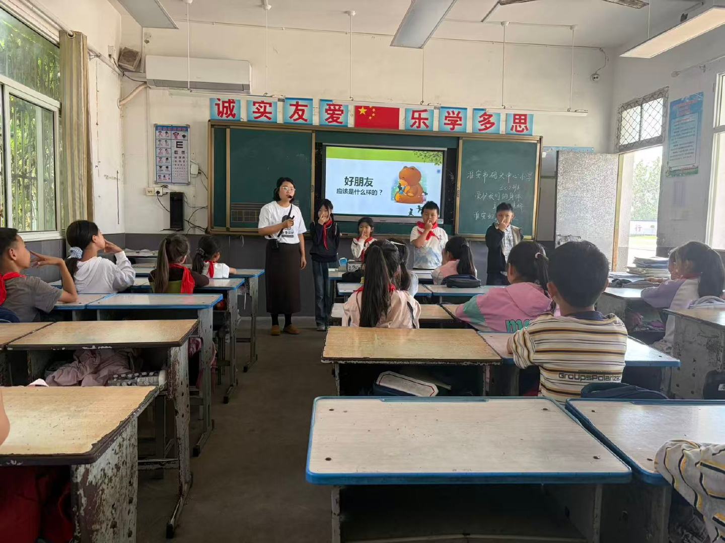 #女童保护[超话]##女童保护在行动#【女童保护在江苏淮安】2026年10月8日，女童保护项目江苏淮安妇联团队走进淮安市码头中心小学小学，志愿者讲师 焦娇 为学校的58名学生（女生33名，男生25名）讲授了2堂“爱护我们的身体”儿童防性侵课程。并发放防性侵手册学生版58本。 ​