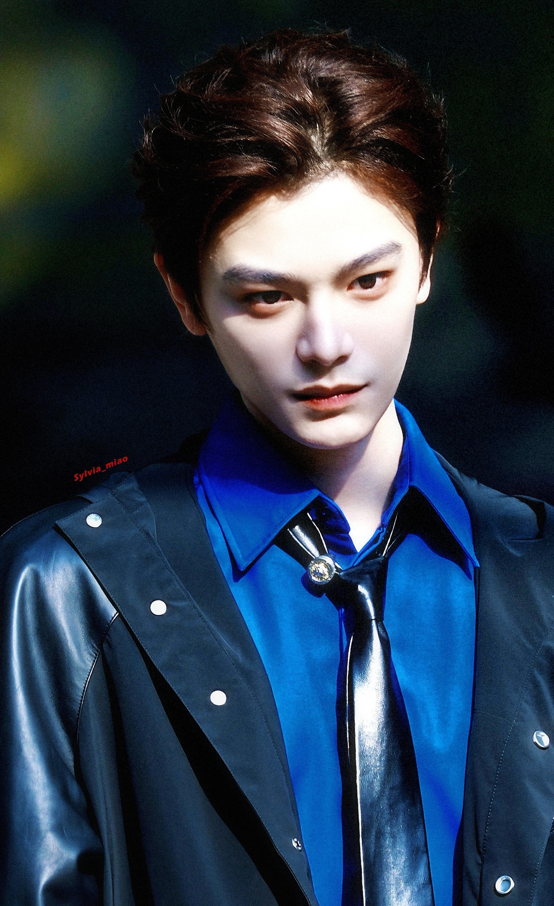 #丁禹兮[超话]##丁禹兮沈言##丁禹兮爱在无尽夏﻿# 
存档2026.10.13 沈言外景① | 小蓝孩💙
暖光下好漂亮的言言～🍜 ​ ​