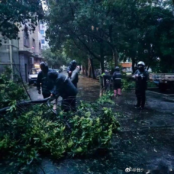 台风“巴威”来袭，路北街道的灯光却始终亮着。应急抢险队冒雨处置倒伏树木...